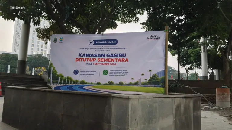 Pamflet pemberitahuan penutupan sementara lapangan Gasibu (Sarah/Koran Mandala)