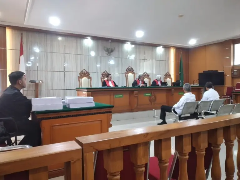 Sidang perkara dugaan korupsi pembelian lahan di kawasan Limo, Depok, digelar di Pengadilan Tipikor Bandung, Kamis (3/9/2026).