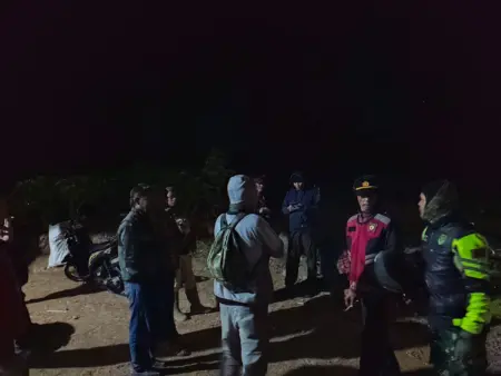 Lima Hektare Lahan di Cikuray Dilalap Api Kebakaran lahan seluas lima hektare melanda kaki Gunung Cikuray, Garut.