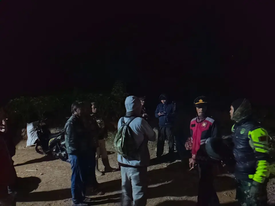 Kebakaran lahan seluas lima hektare melanda kaki Gunung Cikuray, Garut.
