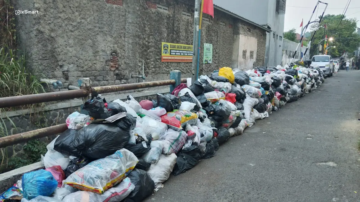 Tumpukan sampah terlihat di Jalan Jenderal Sudirman, Kelurahan Dungus Cariang, Kecamatan Andir, Kota Bandung (Sarah/Koran Mandala)