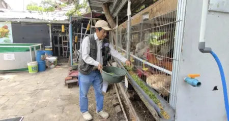 Dosen Fisika ITB Linus Pasasa menunjukkan konsep apartemen ayam maggot di RW 02 Kelurahan Pasirlayung, Kota Bandung. (Sarah/Koran Mandala)