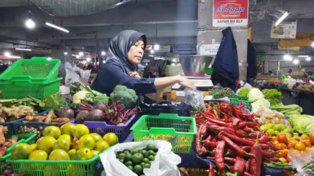 Musim Kemarau, Harga Cabai di Pasar Kosambi Tembus Rp90 Ribu Eli Penjual Sayuran Pasar Kosambi Kota Bandung (Sarah/Koran Mandala)