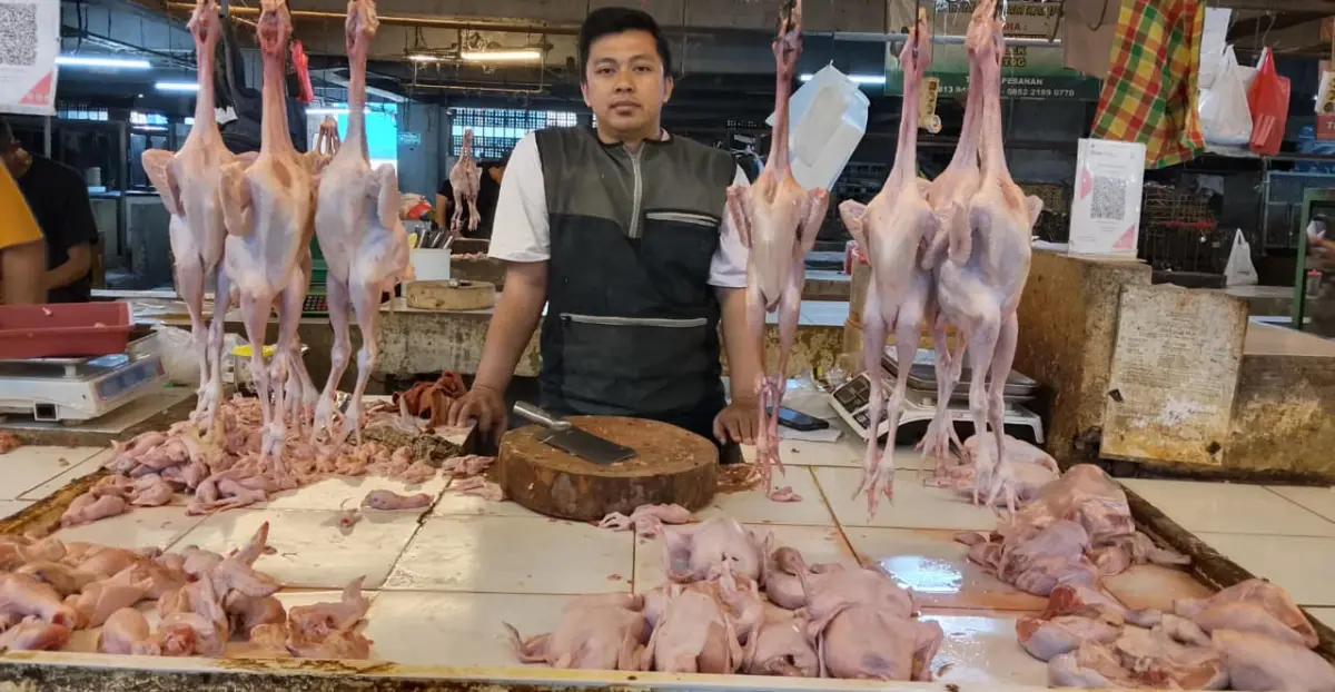 Adi Penjual ayam Pasar Kosambi (Sarah/Koran Mandala)