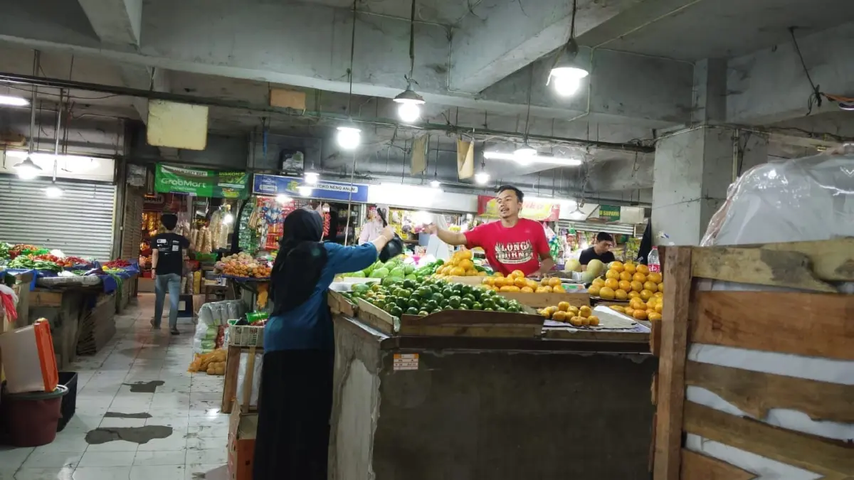 Warga berbelanja kebutuhan pangan di Pasar Kosambi, Kota Bandung, Senin 14/9/2026. Kenaikan harga membuat warga menyesuaikan pilihan lauk. (Sarah/Koran Mandala)