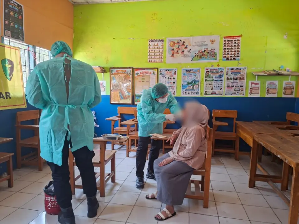 Petugas Sidokkes Polres Garut mengambil sampel DNA keluarga korban Kapal Virgo 8 di Kabupaten Garut, Selasa (15/9/2026).