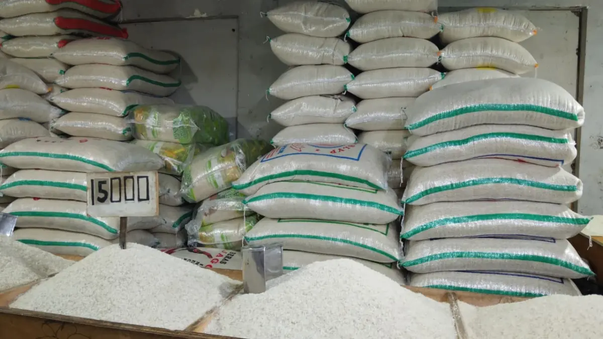 Beras berbagai jenis dan kualitas dijual di Pasar Kosambi, Kota Bandung (Sarah/Koran Mandala)