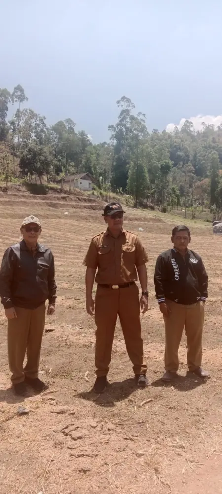 Anggaran Belum Ditetapkan, Lahan Sekolah Rakyat Ditinjau Kepala BPKAD Kabupaten Garut Saepul Hidayat meninjau lahan yang direncanakan untuk pembangunan Sekolah Rakyat di Desa Sukakarya, Kecamatan Samarang, Selasa (15/9/2026)