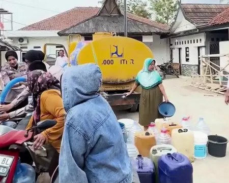 Sumur Mengering, Puluhan Keluarga di Sukajaya Bertahan dari Bantuan Air Polres Sumur Mengering, Puluhan Keluarga di Sukajaya Bertahan dari Bantuan Air Polres