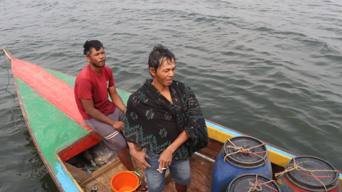 Petugas Polres Purwakarta memantau aktivitas perahu sekaligus mengingatkan pengguna memperhatikan kapasitas muatan dan keselamatan di Waduk Jatiluhur. (Istimewa)