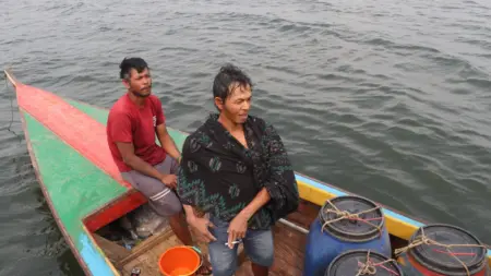 Petugas Polres Purwakarta memantau aktivitas perahu sekaligus mengingatkan pengguna memperhatikan kapasitas muatan dan keselamatan di Waduk Jatiluhur. (Istimewa)
