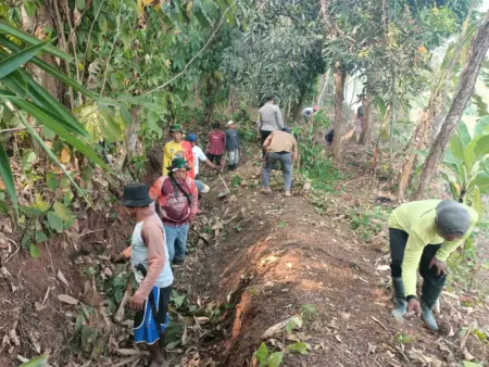 Warga Cijaya Bersihkan Saluran, Antisipasi Banjir dan Karhutla Warga bersama Bhabinkamtibmas Desa Cijaya membersihkan saluran air yang dipenuhi endapan tanah, lumpur, dan sampah untuk mengantisipasi genangan.