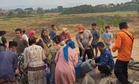 Warga Desa Mulyamekar, Purwakarta, membawa wadah untuk menampung bantuan air bersih dari BPBD di tengah kekeringan. (Istimewa)