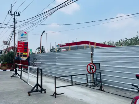 SPBU BBS Cihampelas Masih Tutup, Warga Terjebak Antrean BBM di Batujajar