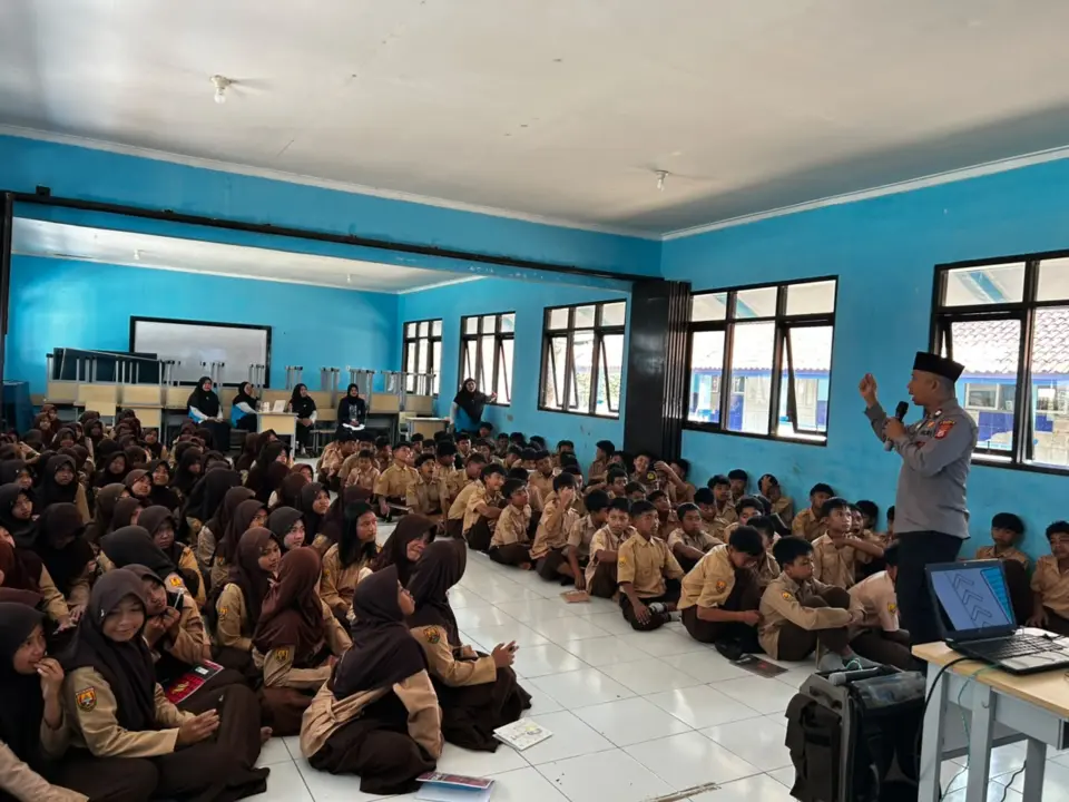 Petugas Polres Garut memberikan edukasi tentang bullying, kenakalan remaja, penyalahgunaan narkoba dan tertib berlalu lintas kepada siswa SMPN 5 Tarogong Kidul, Jumat (18/9/2026).