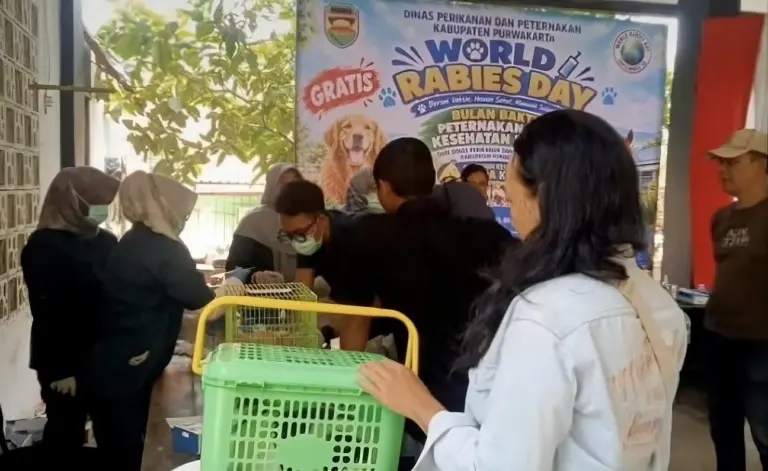 Warga membawa hewan peliharaannya untuk mengikuti vaksinasi rabies gratis yang digelar Diskanak Kabupaten Purwakarta.