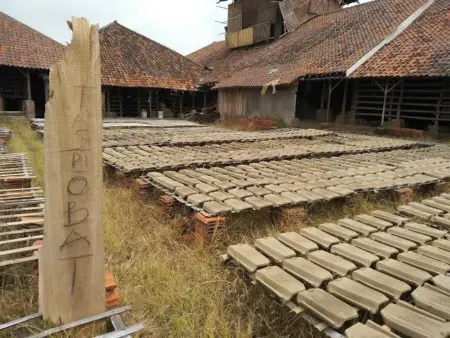 Program Gentengisasi Buka Peluang Industri Purwakarta Bangkit Tumpukan genteng tanah liat, yang berpotensi kembali menggeliat melalui program gentengisasi pemerintah.