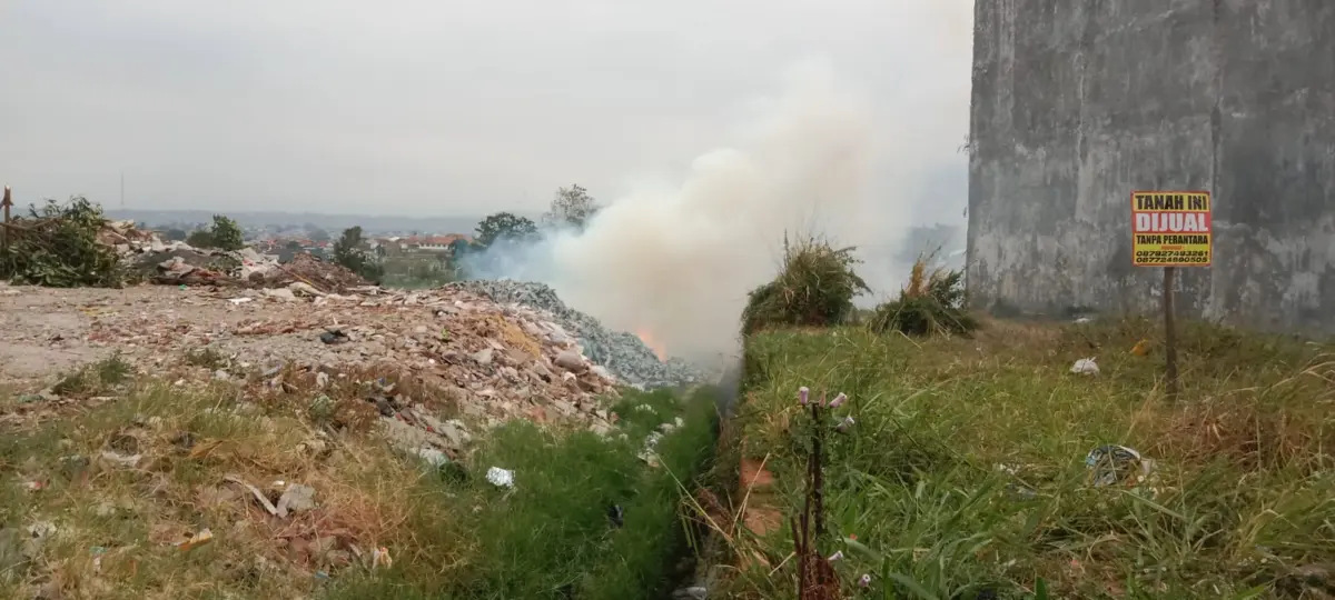 Asap tebal membubung dari tumpukan limbah kulit yang terbakar di Kampung Copong, Kabupaten Garut, Sabtu (19/9/2026)
