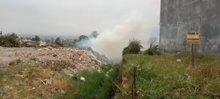Warga Garut Keluhkan Bau Menyengat dari Pembakaran Limbah Kulit Asap tebal membubung dari tumpukan limbah kulit yang terbakar di Kampung Copong, Kabupaten Garut, Sabtu (19/9/2026)