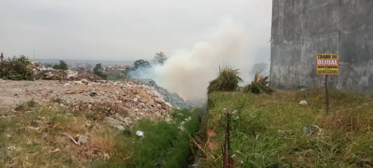 Asap tebal membubung dari tumpukan limbah kulit yang terbakar di Kampung Copong, Kabupaten Garut, Sabtu (19/9/2026)