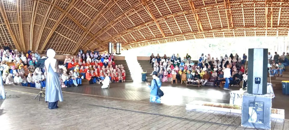 Keluarga Besar Alumni (KBA) SMPN 1 Garut memperingati milad ke-2 di Situ Bagendit, Garut, Sabtu (19/9/2026)