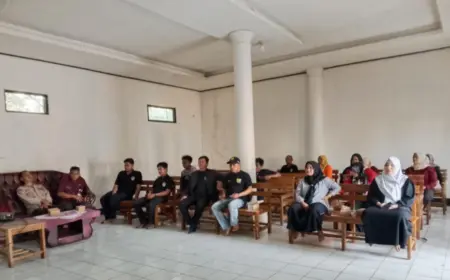 Bakar Sampah Sembarangan Picu Kebakaran Saat Kemarau Bhabinkamtibmas Desa Tegalwaru Aiptu Saepulloh memberikan imbauan kepada warga terkait pemilahan sampah dan pencegahan kebakaran saat musim kemarau (Istimewa)