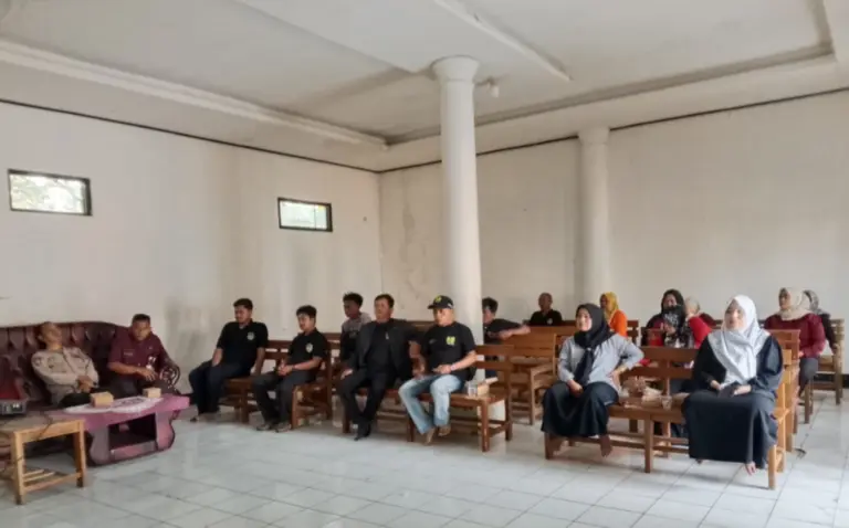 Bakar Sampah Sembarangan Picu Kebakaran Saat Kemarau Bhabinkamtibmas Desa Tegalwaru Aiptu Saepulloh memberikan imbauan kepada warga terkait pemilahan sampah dan pencegahan kebakaran saat musim kemarau (Istimewa)