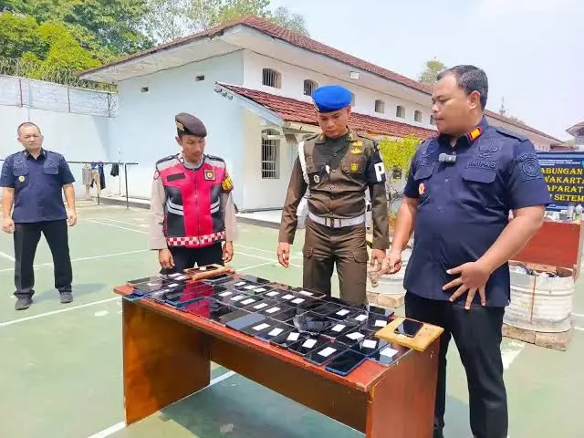 Lapas Purwakarta Musnahkan Ratusan Barang Hasil Razia Lapas Purwakarta memusnahkan ratusan barang terlarang hasil razia, termasuk 124 ponsel, 19 senjata tajam, charger, kabel, dan benda lainnya. (Istimewa)