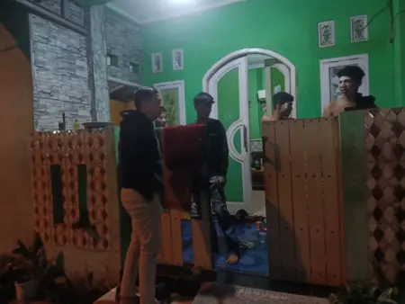 Tawuran Mengintai Dini Hari, Jalur Sepi Purwakarta Dipantau Petugas Polres Purwakarta menyisir sejumlah jalur sepi saat patroli dini hari untuk mengantisipasi tawuran dan gangguan keamanan.