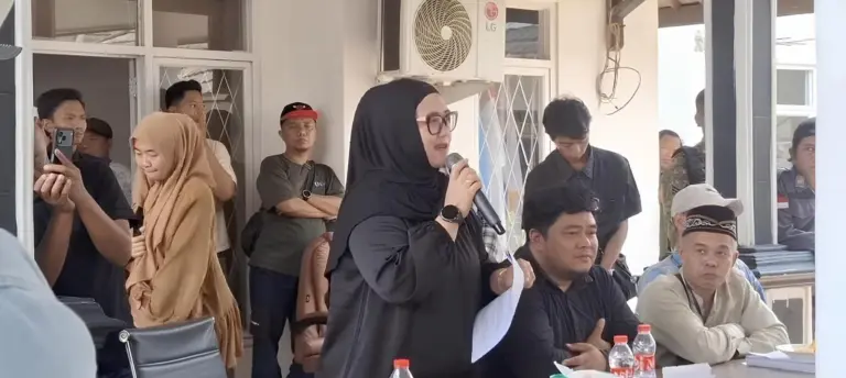 Camat Bungursari meminta warga fokus mencari penyelesaian polemik rencana pendirian gereja di Desa Cikopo melalui musyawarah. (Rachma/Koran Mandala)