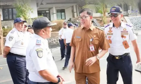 Sekda Purwakarta Sri Jaya Midan saat menjadi Pembina Apel Pegawai dalam rangka Harhubnas 2026 di Halaman Kantor Dinas Perhubungan Purwakarta, Senin (21/9/2026).