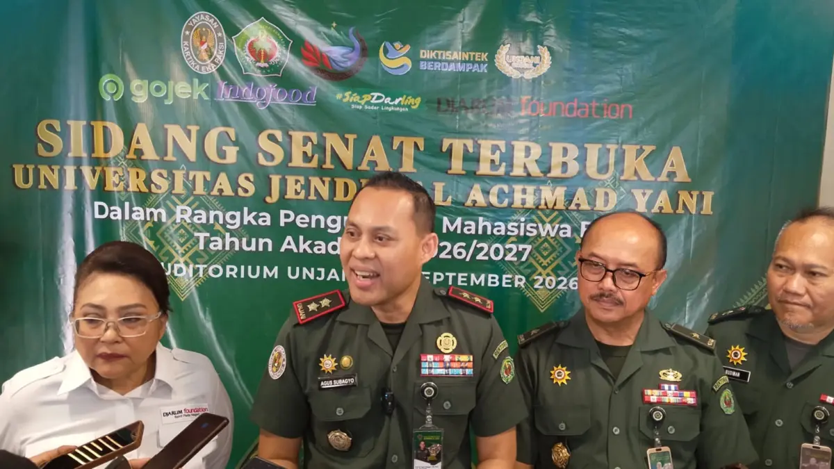 Rektor Unjani Prof. Agus Subagyo bersama Director Communications Djarum Foundation Mutiara Diah Asmara dalam kegiatan Green Orientation bertajuk Green Campus Sadar Lingkungan di Auditorium Unjani, Senin (21/9/2026).