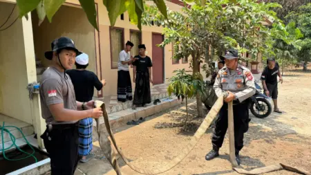 Kemarau Belum Usai, Polres Purwakarta Kirim Bantuan Air Bersih ke Pesantren Nurul Hikmal Kemarau Belum Usai, Polres Purwakarta Kirim Bantuan Air Bersih ke Pesantren Nurul Hikmal