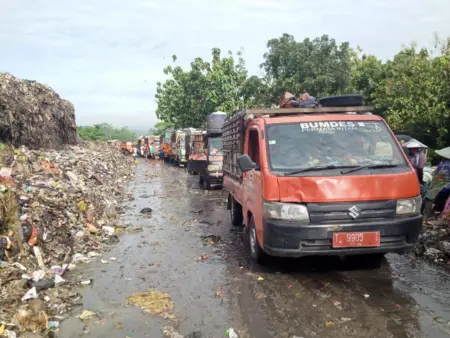 Purwakarta Hasilkan Hampir 200 Ton Sampah Per Hari Truk pengangkut sampah keluar masuk TPA Cikolotok, Purwakarta, membawa sampah dari sejumlah wilayah. (Rachma/Koran Mandala)