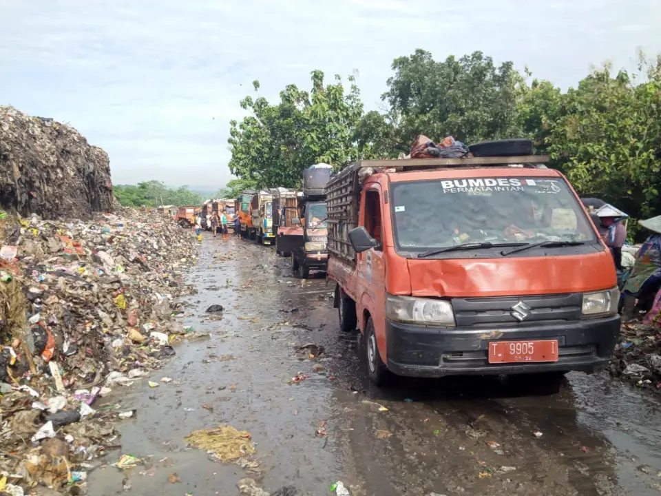 Truk pengangkut sampah keluar masuk TPA Cikolotok, Purwakarta, membawa sampah dari sejumlah wilayah. (Rachma/Koran Mandala)