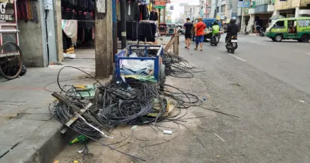Kabel Semrawut Ganggu Pejalan Kaki di Pasar Baru Bandung Kabel hasil pemotongan masih berserakan di trotoar depan Pasar Baru.(Sarah/Koran Mandala)