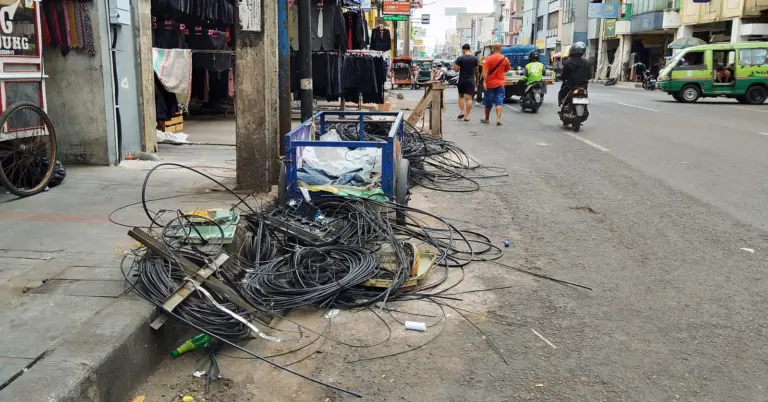 Kabel Semrawut Ganggu Pejalan Kaki di Pasar Baru Bandung Kabel hasil pemotongan masih berserakan di trotoar depan Pasar Baru.(Sarah/Koran Mandala)