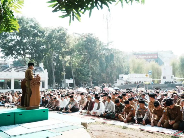 Pemkot Cimahi dan Warga Gelar Shalat Istisqa, Panjatkan Doa Meminta Hujan Pemerintah Cimahi bersama elemen Masyarakat sedang melakukan Shalat Istisqa (bagus/koranmandala)