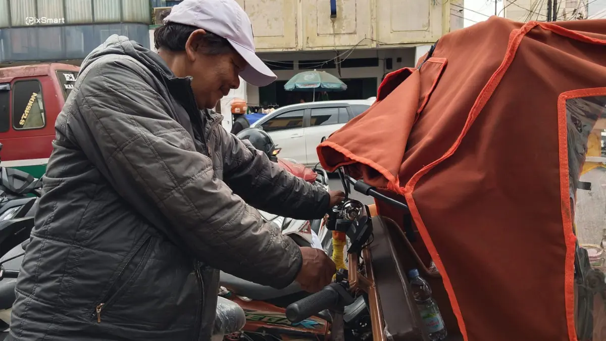 pepen saat menunjukan cara menggunakan Becak Listrik (Sarah/Koran Mandala)