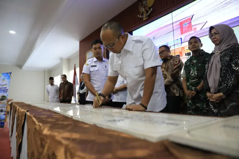 Wali Kota Tasikmalaya Viman Alfarizi Ramadhan meresmikan hasil 907 paket pembangunan Tahun Anggaran 2025 di Aula Bappelitbangda Kota Tasikmalaya, Rabu (23/9/2026).