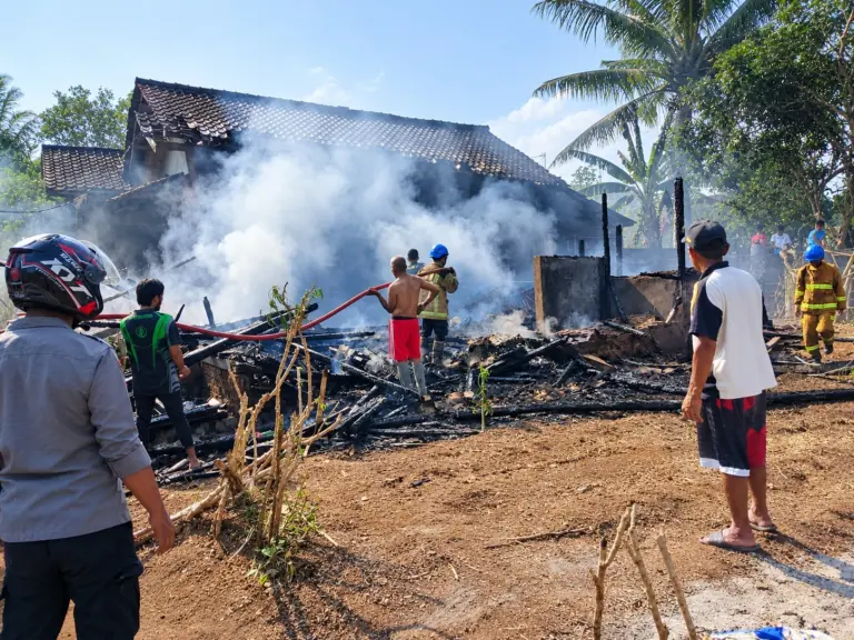 Rumah Warga di Selaawi Garut Terbakar, Kerugian Ditaksir Rp30 Juta Rumah Warga di Selaawi Garut Terbakar, Kerugian Ditaksir Rp30 Juta