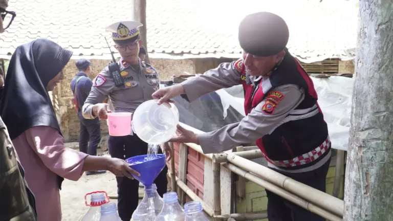 Kemarau Panjang Bikin Warga Balokang Kesulitan Air, 8.000 Liter Air Bersih Disalurkan Kemarau Panjang Bikin Warga Balokang Kesulitan Air, 8.000 Liter Air Bersih Disalurkan