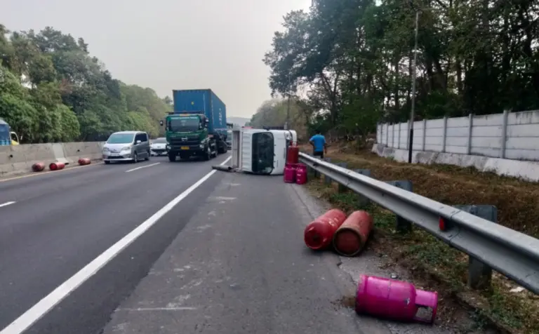 Kecelakaan Tunggal di KM 82.200 Arah Jakarta, Petugas Cegah Kecelakaan Susulan Kecelakaan Tunggal di KM 82.200 Arah Jakarta, Petugas Cegah Kecelakaan Susulan