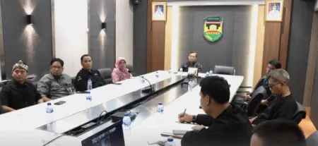 Purwakarta Perkuat Ekosistem Halal untuk Dorong Ekonomi Daerah Asisten Sekda Purwakarta H. Dicky Darmawan mengikuti vicon koordinasi pembangunan ekosistem halal, Kamis 24/9/2026 (Doc:Istimewa)