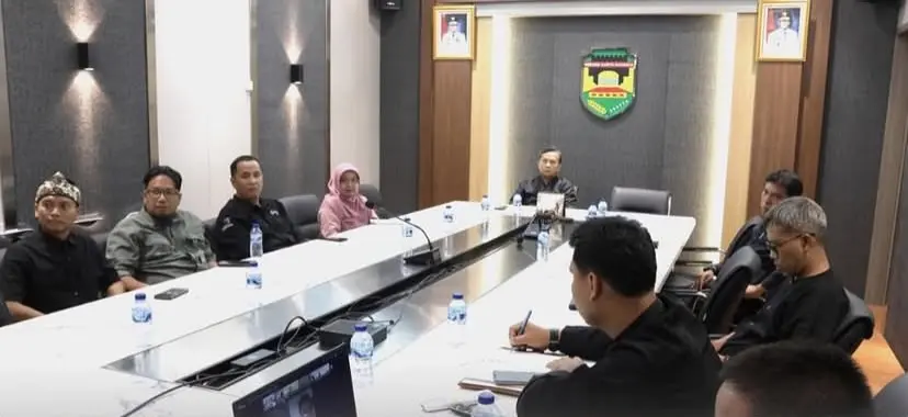 Asisten Sekda Purwakarta H. Dicky Darmawan mengikuti vicon koordinasi pembangunan ekosistem halal, Kamis 24/9/2026 (Doc:Istimewa)