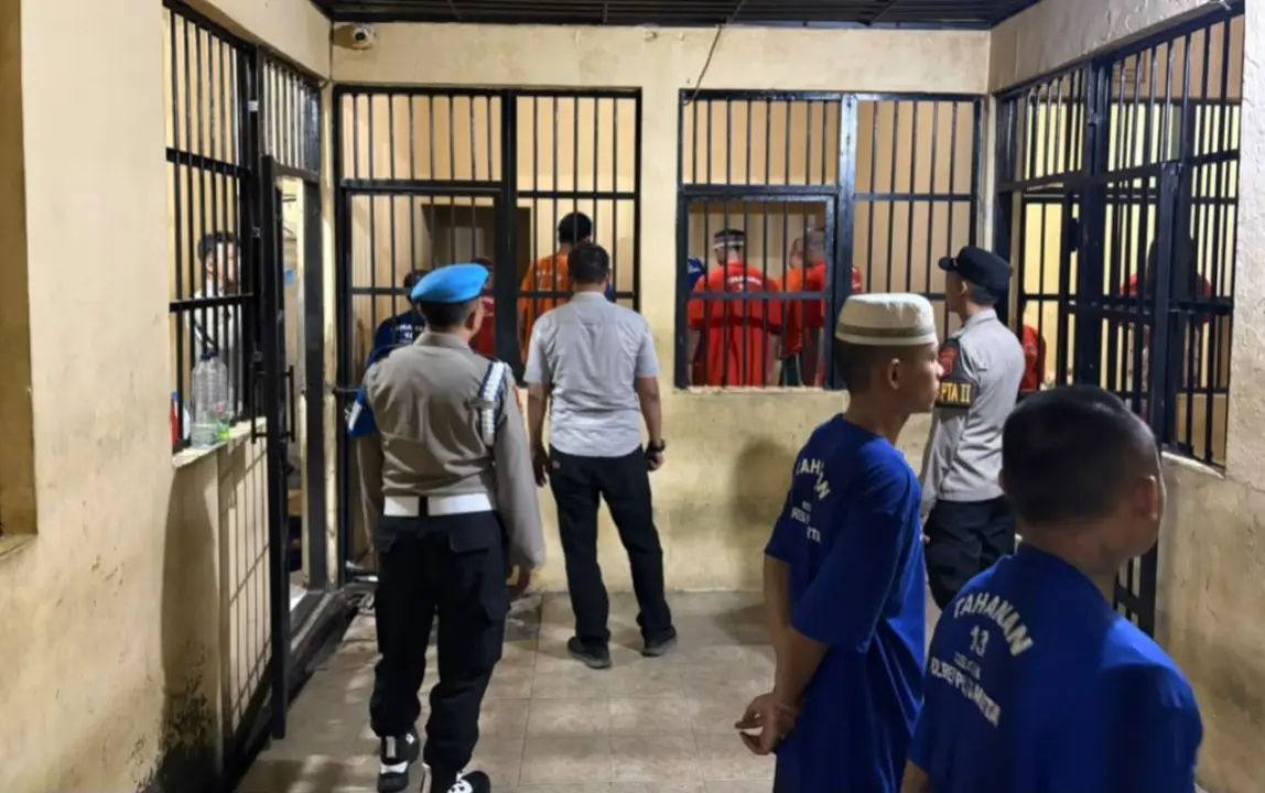 Petugas Polres Purwakarta melakukan pengecekan tahanan di Rutan Polres Purwakarta, Kamis (24/9/2026).