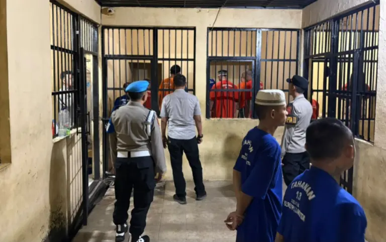 Polres Purwakarta Cek Tahanan, Antisipasi Gangguan Keamanan Petugas Polres Purwakarta melakukan pengecekan tahanan di Rutan Polres Purwakarta, Kamis (24/9/2026).