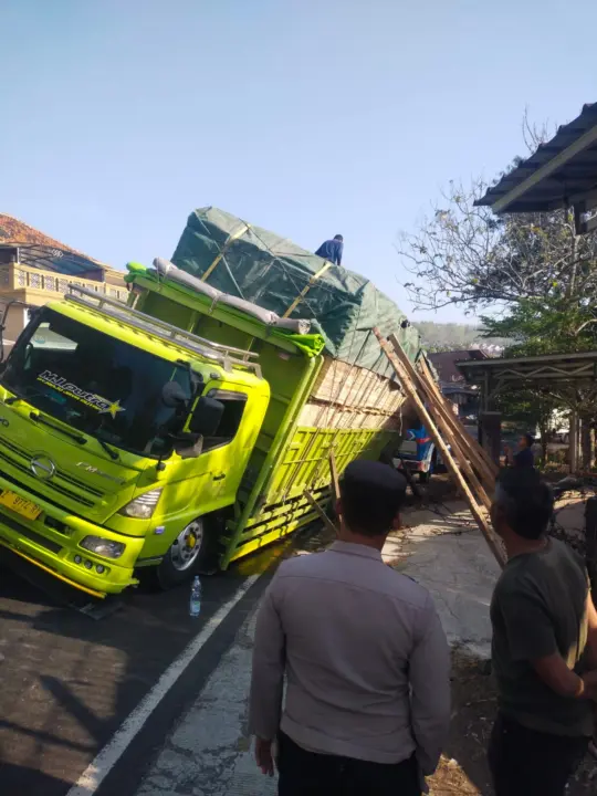 Petugas mengevakuasi Mitsubishi Fuso yang mengalami kecelakaan tunggal di Jalan Raya Bandung-Tasikmalaya, Garut.