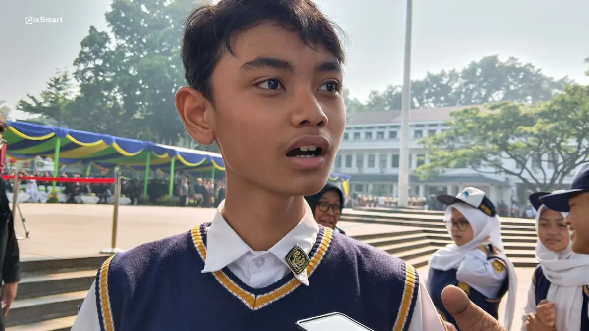Salah seorang pelajar SMP Negeri 14 Bandung, Akhtar (15), menyoroti kemacetan yang kerap terjadi saat dirinya berangkat sekolah pada pagi h (Sarah/Koran Mandala)