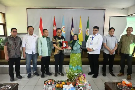 DPRD Jabar dan KPID Jabar mendorong penguatan literasi digital, ditandai penandatanganan MoU KPID Jabar dengan Politeknik Kepribadian Bangsa Indonesia. (Doc:Istimewa)